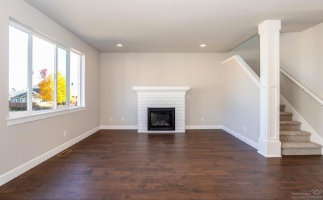 Hardwood floors and a gas fireplace!